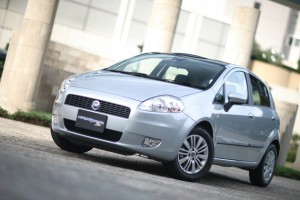 やっぱりコレがいちばんカッコいいと思うんだよなぁ。画像はhttp://autoc-one.jp/fiat/grande_punto/report-106831/photo/より