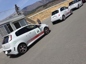 パイロンスラロームの待ち時間に。