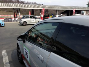 サーキット走行の待ち時間で。