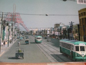 映画「三丁目の夕日」のワンシーン。僕の場合、田舎だったので、こんなに賑やかな感じじゃなかったけど。画像はhttp://userdisk.webry.biglobe.ne.jp/004/695/76/1/200511_img_3.jpgより