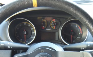 ピントがイマイチ合ってないけど、イエローとレッドをアクセントにしたうちのプントのメーター。