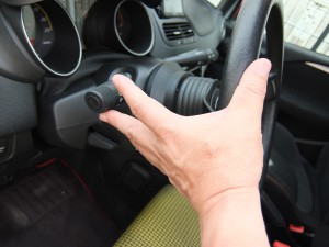 遠くなったウインカーレバー。オサーンの指は短いので、けっこう厳しい（泣）