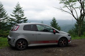 長野と群馬の境にあるぶどう峠で。大雨で山の土砂が道をおおい、山岳ラリーの様相だった。
