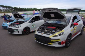 走行会のひとこま。こんな感じでボンネットを開けることが、ウチのクルマは多い