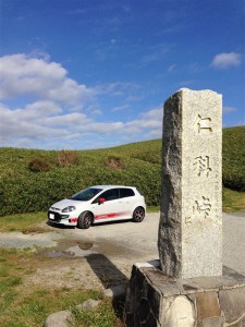 カキーンと光線が当たると、ホワイトっぽく見える。