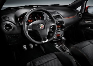 ノーマルのステアリング。大きいし、オーディオとかのスイッチが、ちょっと目障りな感じ。http://www.abarth.jp/soldout/puntoevo/?utm_source=google_ss&utm_medium=text&utm_campaign=google_ss&gclid=CjwKEAjw1KGqBRC55bru-sa7zCcSJAAxsBf5eH2oQPg6ZbbJe0x-80atFPn6afLE3IZ4_7lVHcPR-RoCaHzw_wcBより