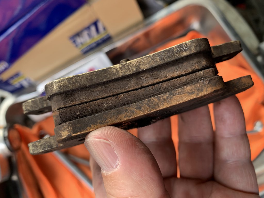 使用済みブレーキパッド、リア