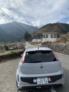 山道にたたずむウチのアバルト プント