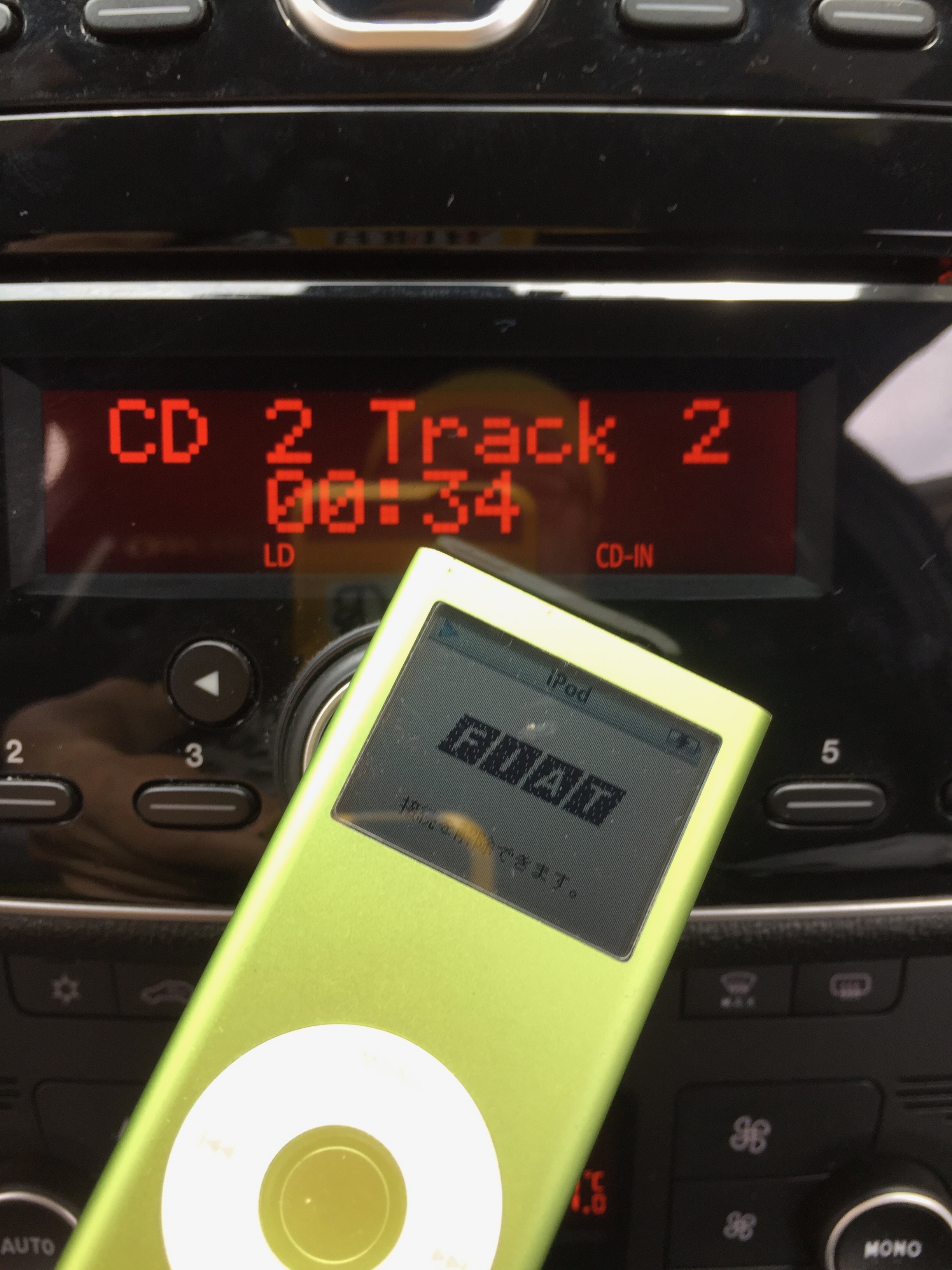 ウチのアバルト プントに、音楽ハードディスクが付いた ［XCarLink 装着編］