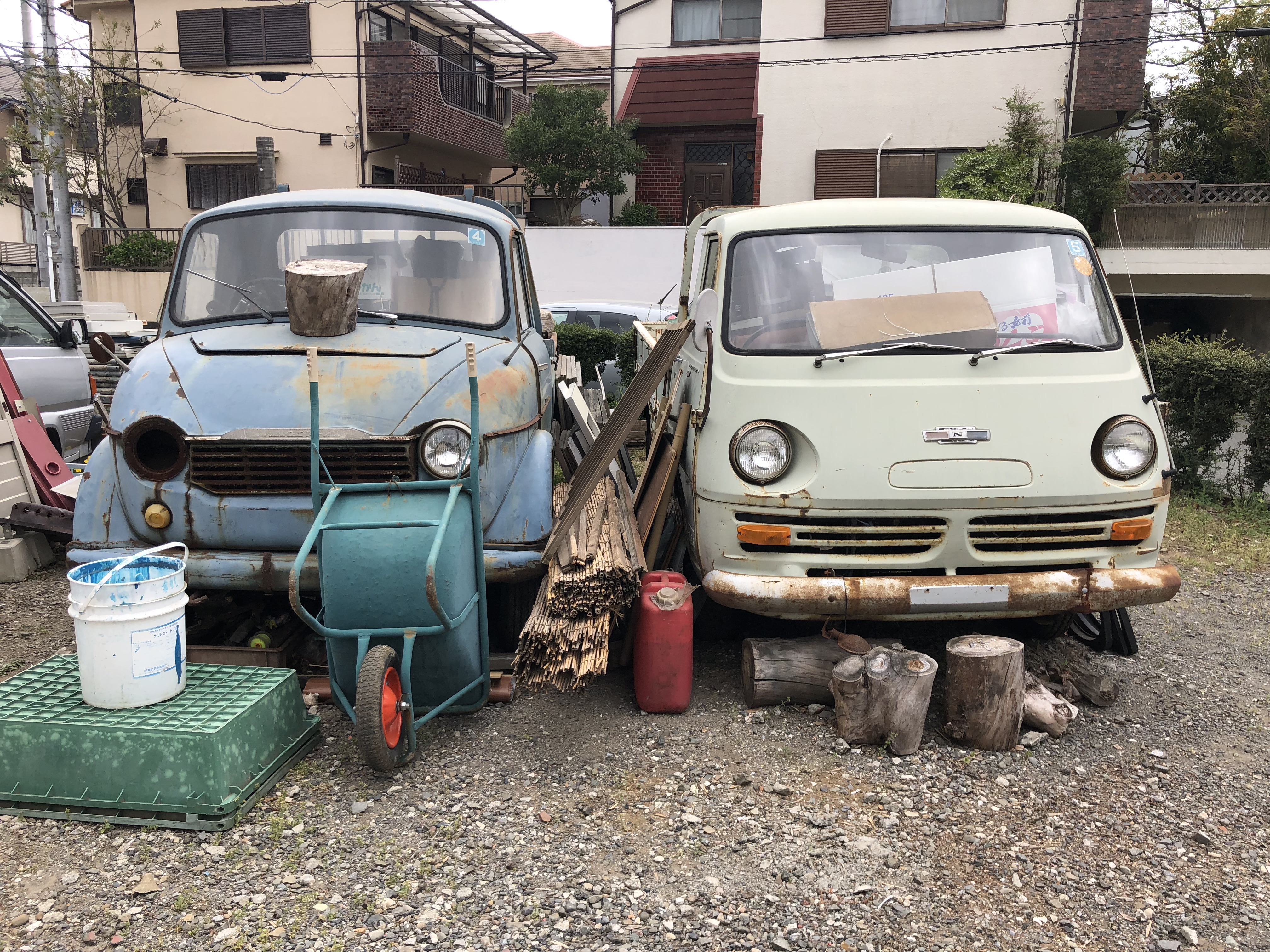 マツダ ロンパーと日産ホーマー、もしくは、ルフィと赤髭海賊団(の旗)。それから、小杉二郎。