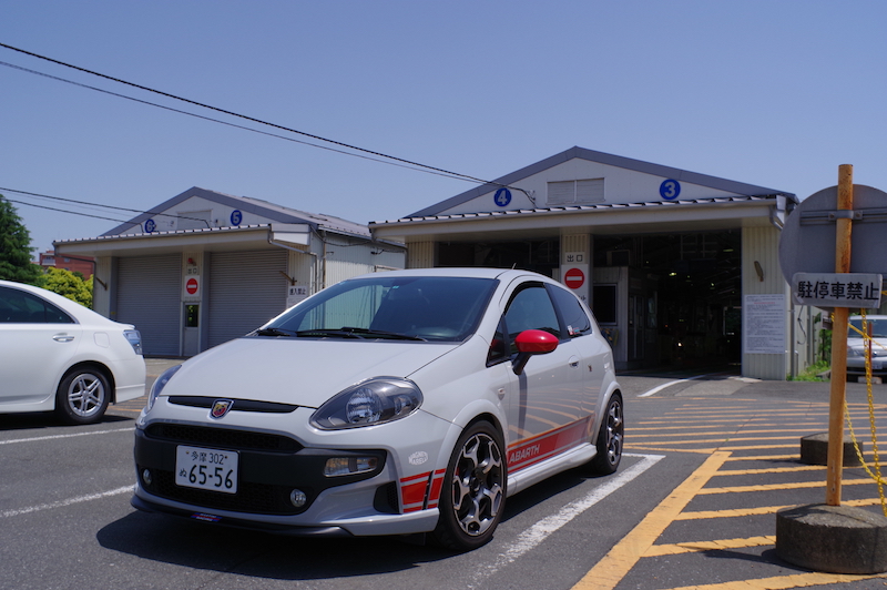 購入5年、２回目の車検を通した。費用のほかブレーキパッドやタイヤの残量なども。うちのアバルト プント＠61,334km