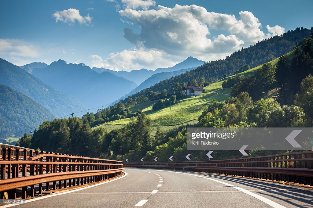 イタリアは「速いもん勝ち」だった。高速道路の走り方の違い