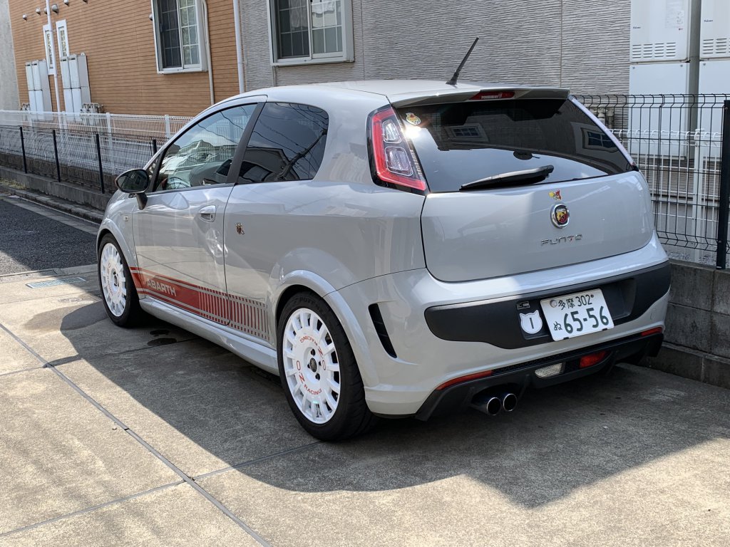 駐車スペースでのアバルト プント