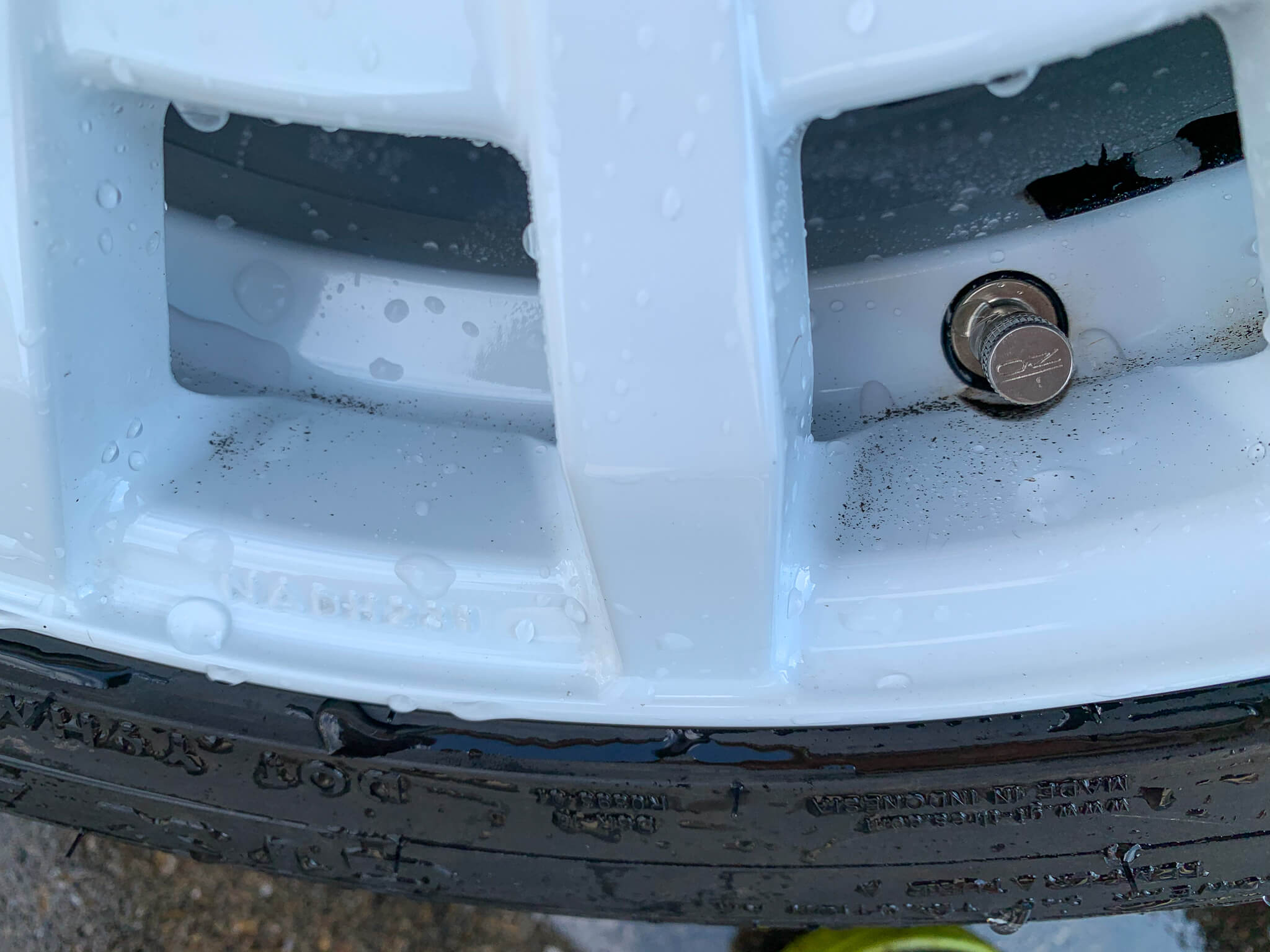 鉄粉クリーナーでホイールの黒ツブツブは消えるか ［ PIT WORK鉄粉除去クリーナー使ってみた ］