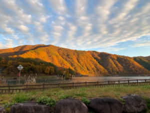 真っ赤にもえる山と大きな雲