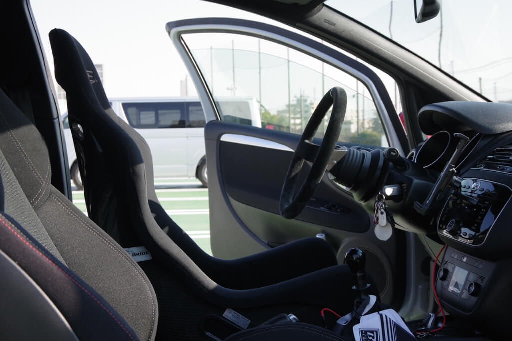 フルバケにしたらハンドルの位置もキメたい ［ アバルト プントのチルト&テレスコ画像 ］