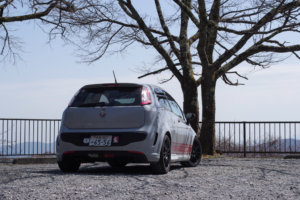 峠でひと休みのアバルト プント