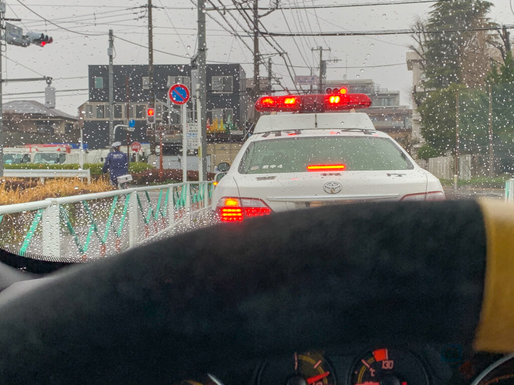 パトカーがまえに
