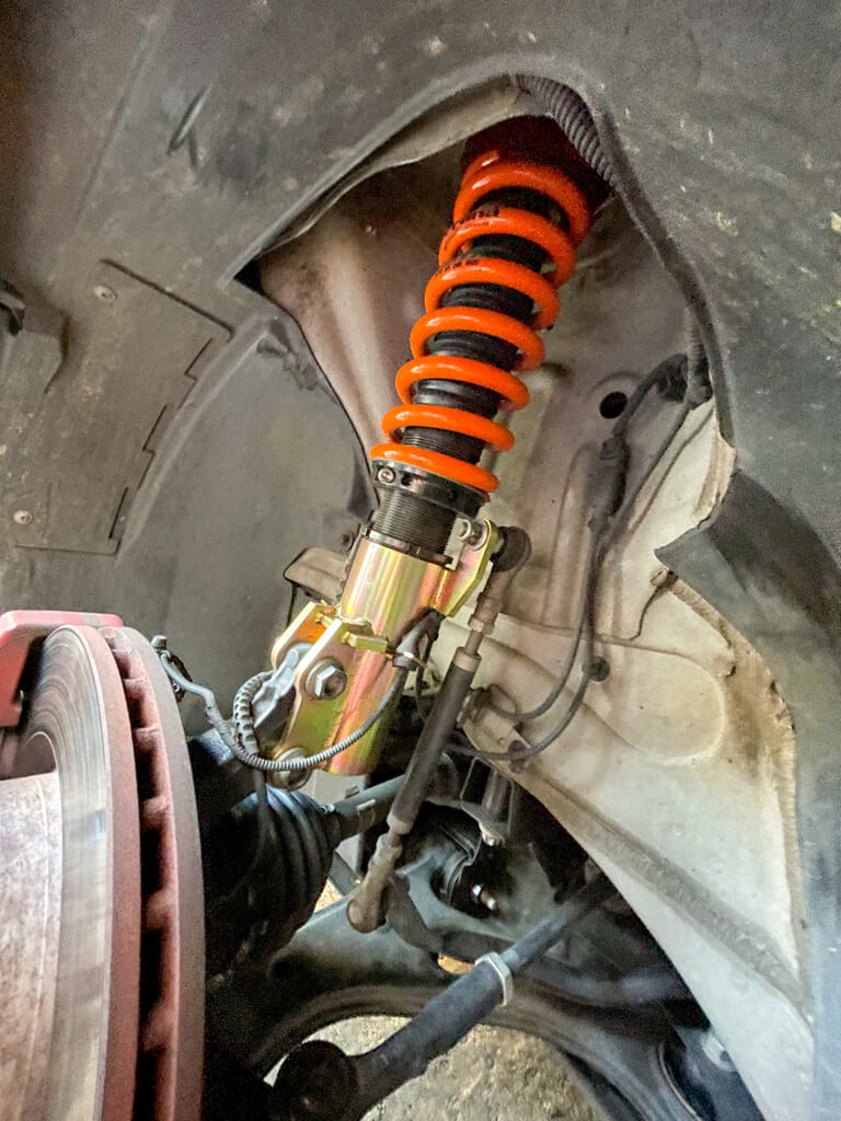 iPhone12の広角レンズすんごい ［ アラゴスタ装着後のホイールハウス内を激写（古っ） ］