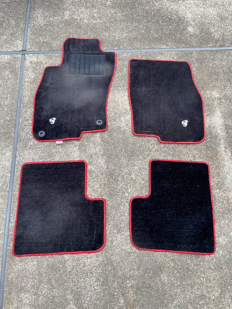 中古純正フロアマット、どなたか！［ いかにもイタ車あるあるな細かな仕様変更］