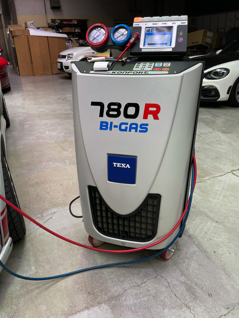 エアコンガス注入のようす