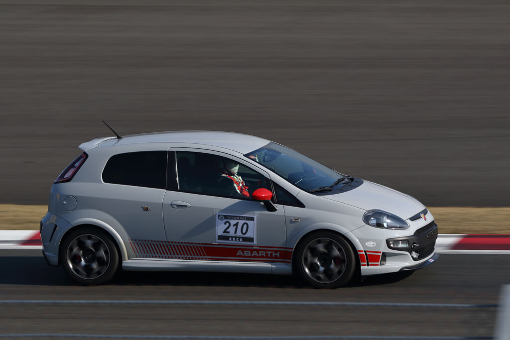 ［ 過去画像 ］撮る人のウデがいいと、うちのアバルト プントはますますカッコいいね！