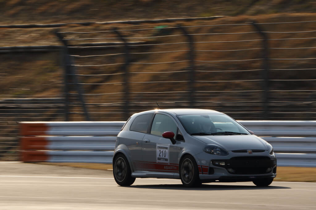 ストレートで浮いてない？と思ってよく見た結果 ［ 撮るアングルで印象が変わるな、というオチ］