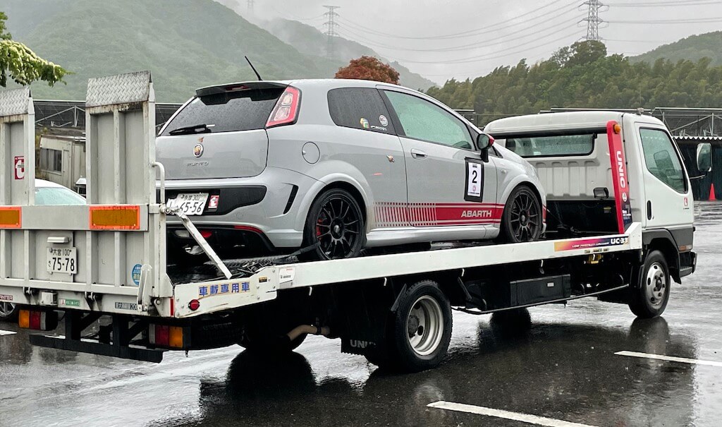 ローダーに載ったウチのアバルトプント