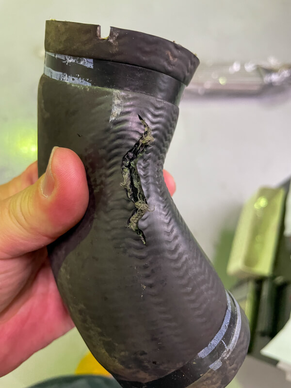 裂けたインタークーラーホース