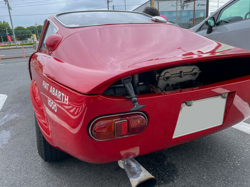 アバルト1000ロングノーズ、リアフードの間からエンジンが見える