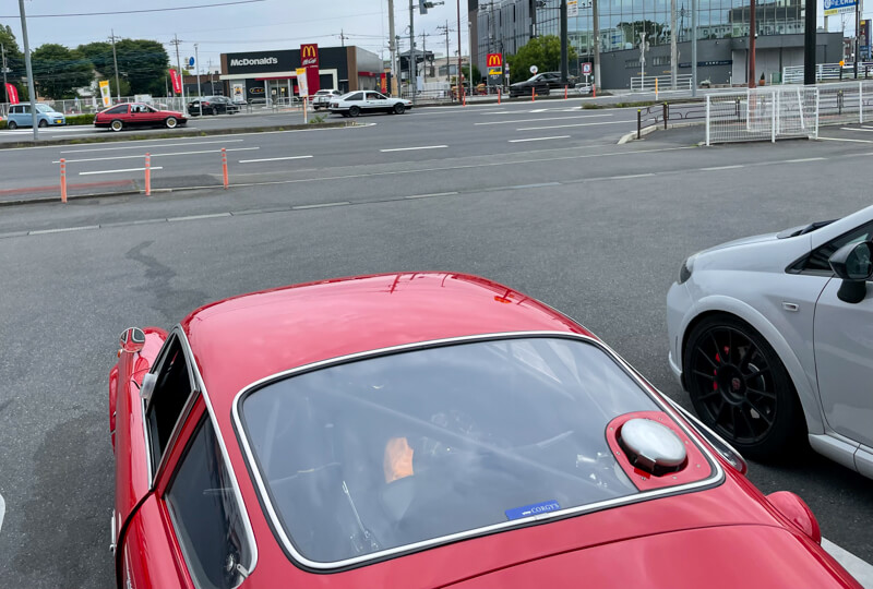 コンビニ駐車場でのアバルト1000ロングノーズ