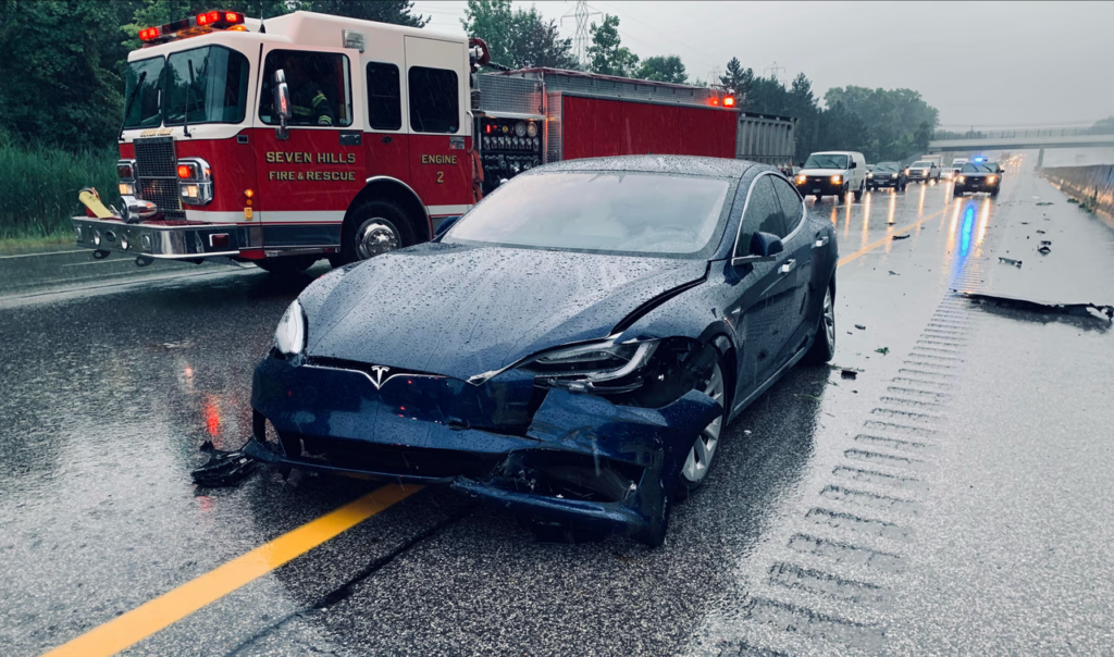 事故を起こしたテスラ車