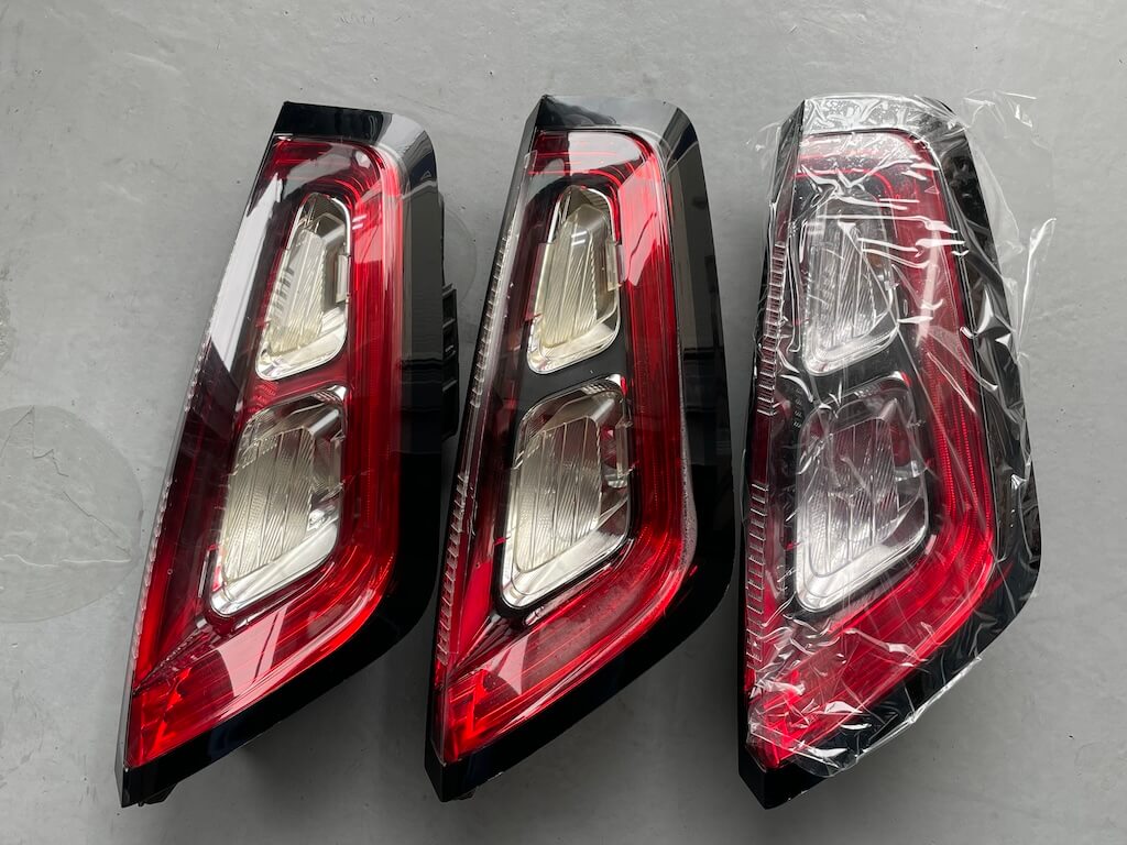 プントEVOとEVOなしプントではちょいちょい違うのよ［ テールライト（右）交換 ＠108,000km ］