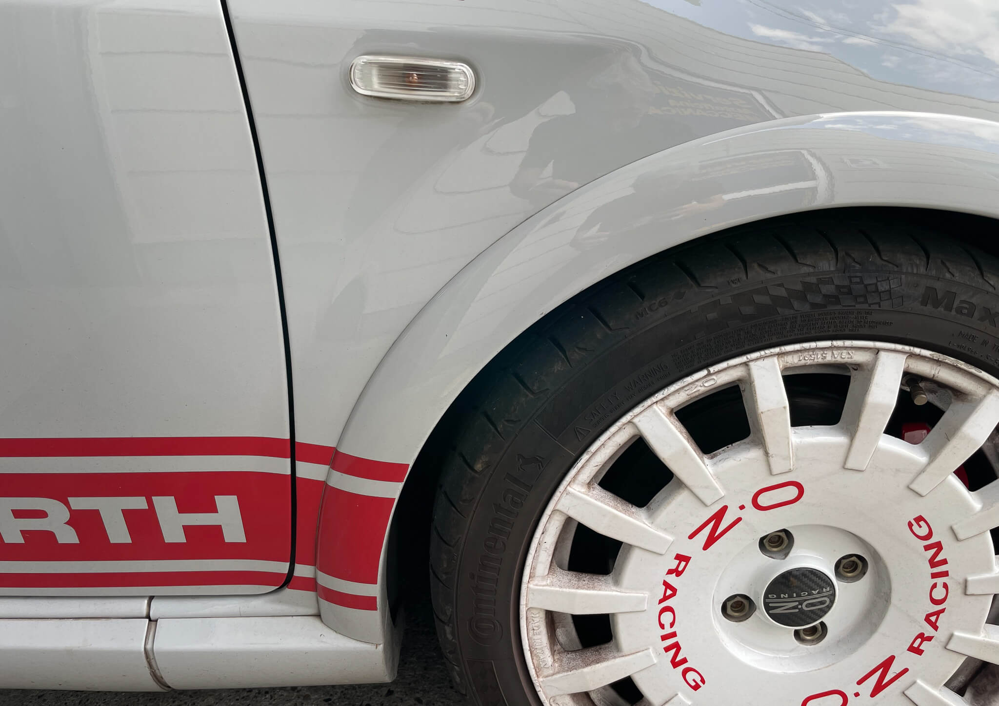 ドアパネルがちょい盛り上がってるのね、どうでもいいけど ［ 素プント Evoとアバルト プント ］