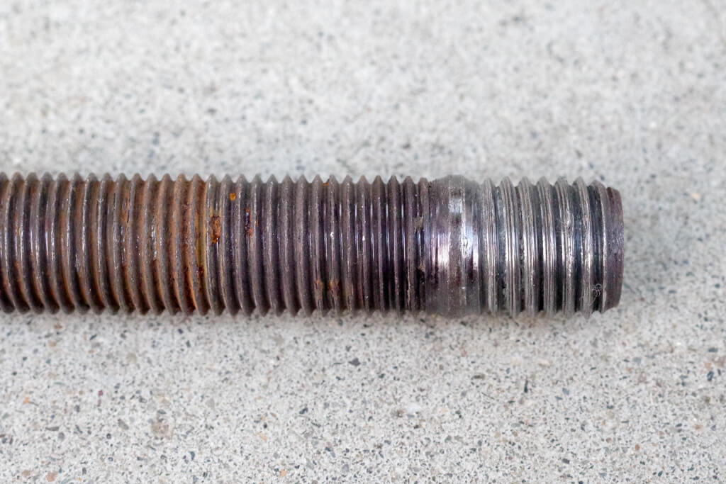 スタッドボルトのアップ