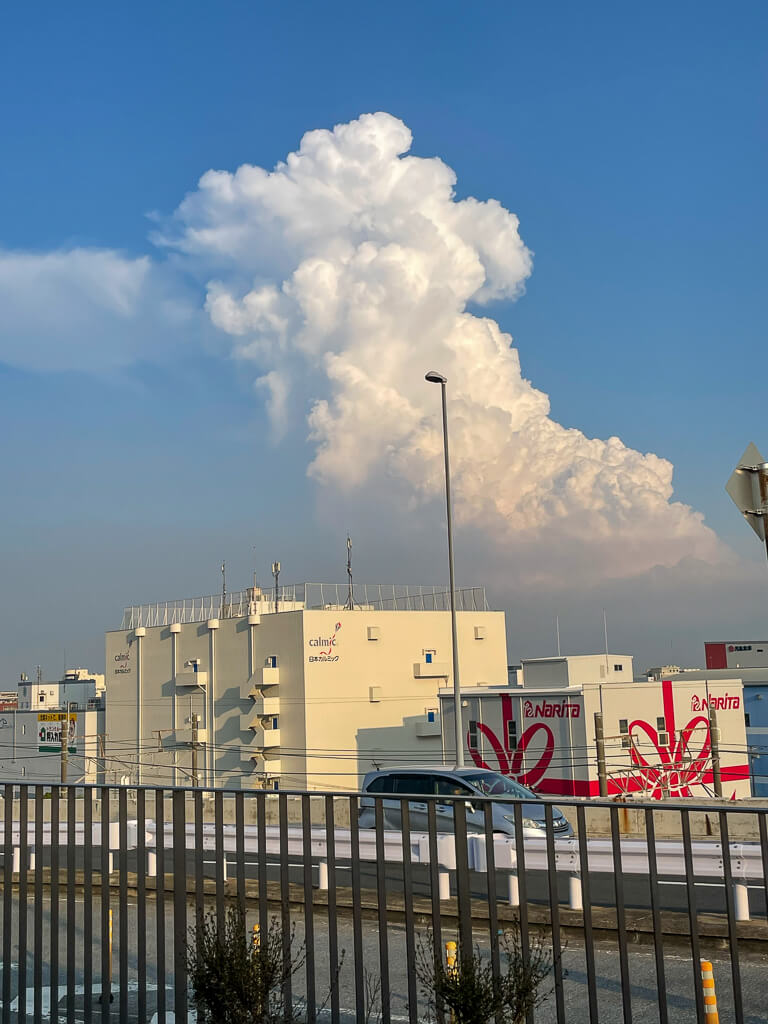 道路に雲、もくもく